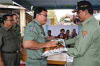 Wabup Kukar HM Ghufron Yusuf menyerahkan bantuan secara simbolis untuk korban kebakaran yang diterima oleh Sekretaris Camat Tenggarong Arfan Boma