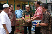Wabup HM Gufron Yusuf didampingi Dandim 0906/TGR Dendi Suryadi menyerahkan bantuan untuk korban kebakaran kepada Lurah Melayu H Rustam Effendie