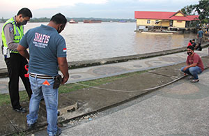 Petugas Polres Kukar melakukan pengukuran saat olah TKP di lokasi kejadian