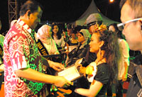 Wabup Kukar HM Ghufron Yusuf menyerahkan hadiah kepada peraih predikat terbaik Tenggarong Kutai Carnival 2013