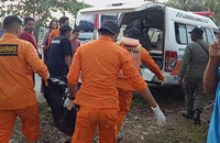 Petugas mengevakuasi jasad Zaki menuju RSUD AM Parikesit dengan menggunakan mobil ambulans Satpol PP Kukar