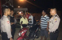 Petugas Polres Kukar mendatangi TKP setelah menerima laporan tenggelamnya kapal di Tenggarong Seberang 