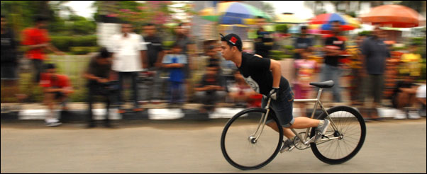 Tenggarong Straat Festival 2012 diwarnai dengan kompetisi sepeda Fixie, salah satunya adalah kategori Long Skid seperti tampak dalam foto.