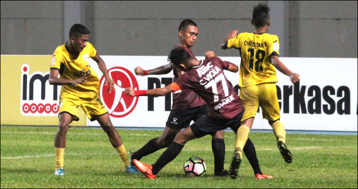 Duel antara Mitra Kukar U-19 vs PSM Makassar U-19 berlangsung panas dan sempat diwarnai kericuhan