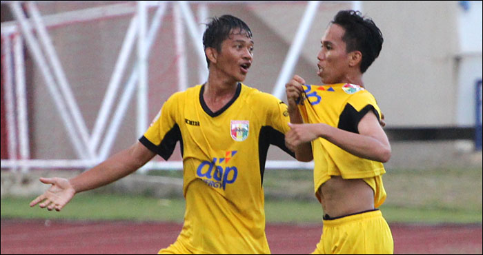 Rian Khaidir (kiri) mencetak dua dari tiga gol kemenangan Mitra Kukar U-19 atas Persiba Balikpapan U-19 