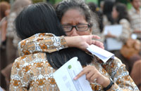 Seorang siswi SMAN 1 Tenggarong menangis haru setelah menerima surat dari wali kelas yang menyatakan dirinya lulus