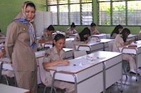 Bupati Rita Widyasari saat meninjau pelaksanaan Ujian Nasional SLTA tahun 2012 lalu