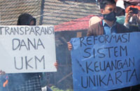 Mahasiswa membawa poster berisi tuntutan mereka kepada pihak Rektorat Unikarta