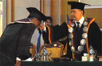 Rektor Unikarta Dr Sabran SE MSi saat mewisuda para lulusan Unikarta tahun akademik 2014/2015