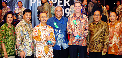 Jajaran manajemen VICO Indonesia setelah menerima 2 penghargaan lingkungan PROPER Hijau 2009
