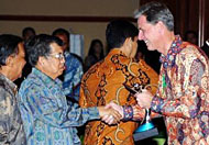 President & CEO VICO Indonesia, Craig Stewart, dengan bangga menerima penghargaan PROPER Hijau dari Wapres Jusuf Kalla