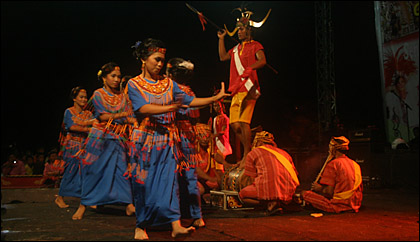 Warga etnis Toraja tampil menyuguhkan tarian Lita Pimbulangatta