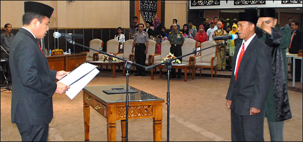 Ketua DPRD Kukar H Salehudin mengambil sumpah Al Qomar sebagai Wakil Ketua DPRD Kukar sisa masa jabatan 2009-2014 
