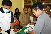 Suasana khitanan massal dalam rangka hari jadi YMT Al-Humairoh yang ke-2