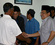 Pjs Bupati Kukar H Awang Dharma Bakti (kanan) saat menerima puluhan warga dari 3 desa di Samboja