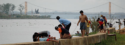 Kondisi air bangar dimanfaatkan warga Tenggarong untuk menangkap ikan