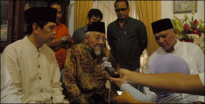 Sultan Kutai HAM Salehoeddin II (tengah) yakin dan percaya dengan kepemimpinan pasangan Awang Faroek-Farid Wadjdy untuk membawa Kaltim ke arah yang lebih baik