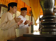H Awang Faroek (kanan) bersama Farid Wadjdy berdoa di makam Sultan AM Alimudddn