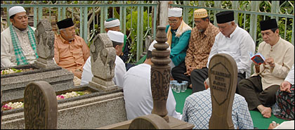 Pasangan Cagub-Cawagub AFI saat berziarah di makam orangtua Awang Faroek Ishak di Kuburan Muslimin Kelurahan Sukarame