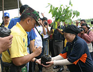 Kasdim 0906/TGR Mayor Inf Dendi menyerahkan bibit pohon kepada perwakilan organisasi wanita