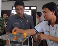 Plt Sekkab Kukar HM Aswin (kiri) mengamati salah satu alat peraga sains dalam Pameran Iptek yang berlangsung di Serapo LPKK Tenggarong