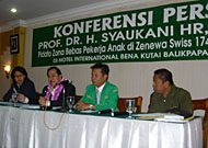 Bupati Kukar H Syaukani HR ketika memberikan keterangan pers di Balikpapan Senin (12/06) kemarin