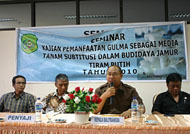 Kepala Balitbangda Kukar Hermawan (kedua dari kanan) berharap agar eceng gondok dapat dimanfaatkan secara luas oleh petani Kukar sebagai media tanam jamur tiram putih