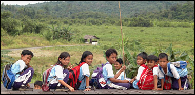 Sejumlah siswa Sekolah Dasar di dusun Jongkang, Kecamatan Loa Kulu, duduk-duduk di depan lahan yang diperuntukkan bagi pembangunan Bandara SKB