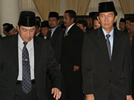 Mantan Sekkab Kukar H Eddy Subandi bersama Plt Sekkab Kukar HM Husni Thamrin (kanan) usai serah terima jabatan di Tenggarong, Senin (01/08) kemarin