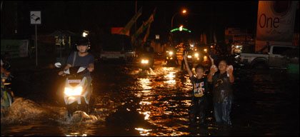 Suasana Jalan Diponegoro yang terendam oleh air luapan Sungai Mahakam