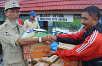 Kabid Kedaruratan BPBD Kukar Moh Rafi'i Mus saat menyerahkan bantuan untuk korban banjir di Desa Liang Ilir, Kota Bangun