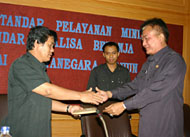 Kasubdit Pelayanan Depdagri Hariyanto WS (kanan) saat menyerahkan materi pelatihan kepada Asisten III Kukar Ruznie Oms