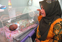 Ketua GOPTKI Kukar Ny Masliana Wati Edy Damansyah saat menjenguk bayi Aidil Adha di RSUD AM Parikesit