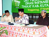 Ketua BAZ Kukar HAM Alimuddin Mandu (tengah) keika memberikan pembekalan kepada petugas UPZ