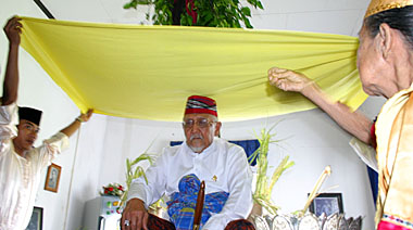 Prosesi upacara adat Beluluh di rumah kediaman Sultan Kutai H Adji Mohd Salehoeddin II di Tenggarong, Rabu (26/01) siang