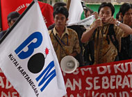 Junaidi (kanan) bersama para aktivis LSM BOM ketika menggelar aksi damai di Tenggarong tahun lalu