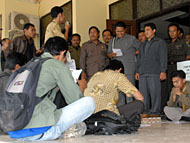 Aksi duduk di depan pintu masuk utama gedung DPRD Kukar mewarnai aksi damai LSM BOM Kukar
