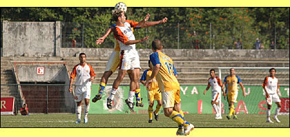 Suasana duel antara Mitra Kukar vs Persisam Putra Samarinda di Stadion Mulawarman, Bontang, Minggu (05/08) kemarin
