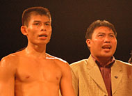 Chris John bersama promotor M Arsyad sebelum digelarnya pertarungan tinju di Tenggarong tahun lalu