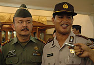 Kapolres Kukar AKBP Drs Supriyanto (kanan) menyatakan pihaknya tidak merasa dilangkahi oleh gebrakan Dandim 0906/Tenggarong Letkol Inf Dwi Lestiyono (kiri) dalam mengungkap kasus tambang ilegal