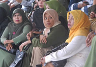 Sejumlah ibu-ibu T3D yang tergabung dalam ATK ikut serta dalam aksi damai di DPRD Kukar, Senin (08/11) kemarin
