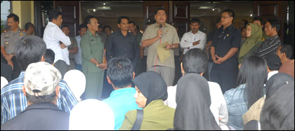 Anggota DPRD Kukar Awang Yacoub Luthman (tengah) saat menghadapi para pengunjukrasa dari ATK dan AGS, Senin (08/11) kemarin