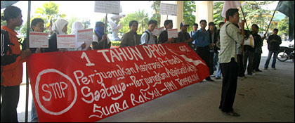 Aksi moral puluhan aktivis mahasiswa dari HMI Tenggarong dan BEM FISIP Unikarta menyoroti kinerja anggota dewan selama 1 tahun ini