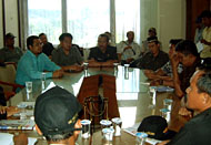 Suasana pertemuan perwakilan pengunjukrasa dengan anggota DPRD Kukar dari Fraksi AKR