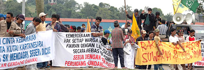 Demonstran berunjukrasa diluar Kantor Bupati Kukar, Jum'at (28/01) siang