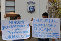 Aparat penegak hukum diminta mengusut tuntas kasus pembantaian orangutan di Desa Puan Cepak pada tahun 2009-2010 