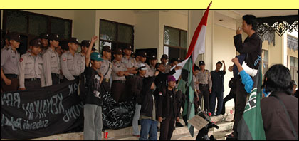 Suasana demonstrasi menolak kenaikan harga BBM di DPRD Kukar, Kamis (03/03) siang