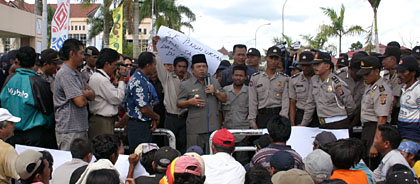 Pjs Bupati Kukar H Awang Dharma Bakti (tengah) saat menghadapi demonstran tadi pagi