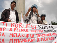Peringatan Hari Anti Korupsi se-Dunia ditandai dengan aksi damai oleh para aktivis yang tergabung dalam Koalisi Rakyat Anti Korupsi Kutai Kartanegara