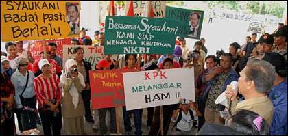 Suasana aksi unjukrasa Aliansi Parpol dan Forsa Kukar di gedung DPRD Kukar tadi siang
